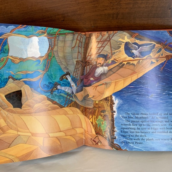 Disney Boney Pirate Hat & The Ghost Pirate Book - A Spirited Hologram Book - Picture 11 of 13
